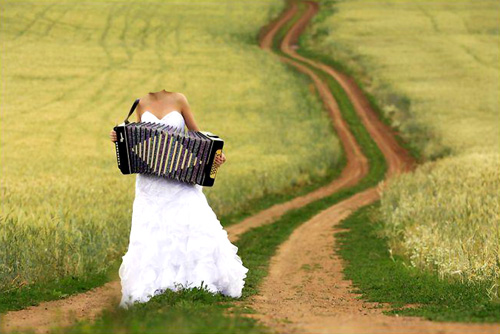 Скачать Шаблон psd женский - В белом платье на природе, играя на аккордеоне бесплатно, фильм DVDrip мультфильм игру